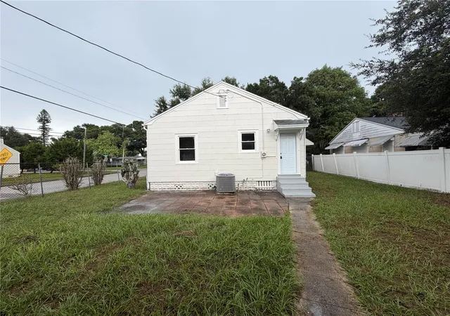 Photo 4 of Single family home for sale at 1901 20th Avenue N, Saint Petersburg, FL 33713 | MLS# O6438922 | Listing updated on 2026-10-30