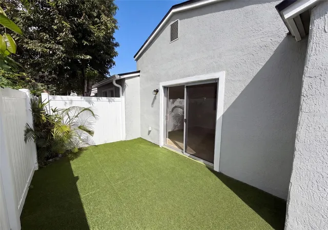 Photo 4 of Townhouse for sale at 411 Dorchester Sq, Lake Mary, FL 32746 | MLS# O6438926 | Listing updated on 2026-09-17