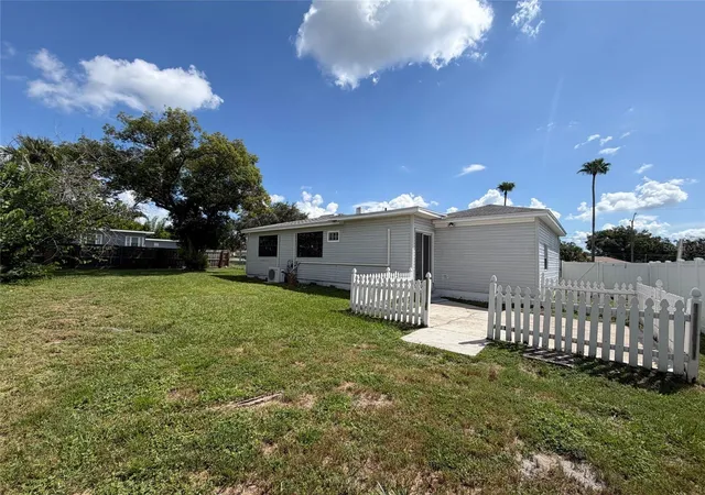 Photo 4 of Single family home for sale at 3225 Cleveland Hts Blvd, Lakeland, FL 33803 | MLS# O6438927 | Listing updated on 2026-10-30
