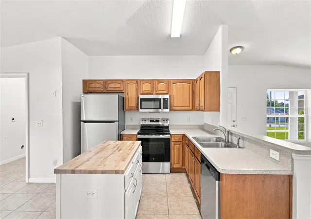 Photo 3 of Single family home for sale at 37150 Highland Blf Cir, Dade City, FL 33523 | MLS# W7889182 | Listing updated on 2026-09-04