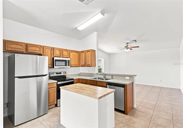 Photo 4 of Single family home for sale at 37150 Highland Blf Cir, Dade City, FL 33523 | MLS# W7889182 | Listing updated on 2026-09-04