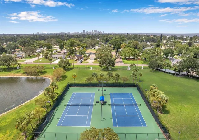 Listing Photo 2 - Condo for sale in building located at 4784 Bch Dr Se, St. Petersburg, FL 33705 - Unit #B