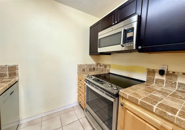 Photo 4 of Condo for sale at 4784 Beach Dr SE #B, Saint Petersburg, FL 33705 | MLS# TB8545297 | Listing updated on 2026-09-08