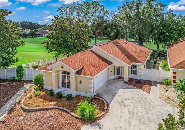 Photo 1 of Single family home for sale at 1802 Puerto Bello Dr, Lady Lake, FL 32159 | MLS# G5117344 | Listing updated on 2026-10-07