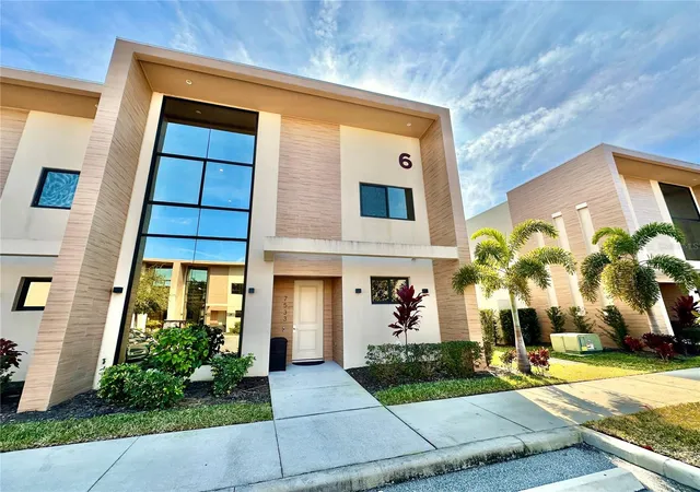Photo 4 of Townhouse for sale at 7533 Brooklyn Dr, Kissimmee, FL 34747 | MLS# O6438951 | Listing updated on 2026-09-04
