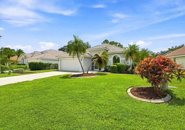 Photo 3 of Single family home for sale at 6983 Superior St Cir, Sarasota, FL 34243 | MLS# A4704980 | Listing updated on 2026-09-06