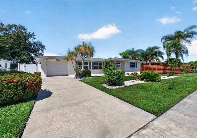 Photo 2 of Sale Pending at 3141 Regatta Cir, Sarasota, FL 34231 | MLS# A4704993 | Listing updated on 2026-09-23