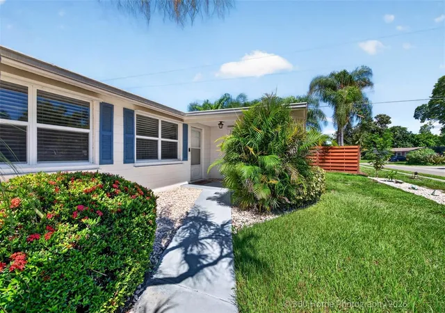 Photo 3 of Sale Pending at 3141 Regatta Cir, Sarasota, FL 34231 | MLS# A4704993 | Listing updated on 2026-09-23