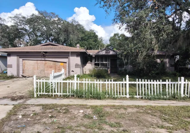 Photo 1 of Sale Pending at 2427 Locke Ave, Orlando, FL 32818 | MLS# S5156894 | Listing updated on 2026-10-08