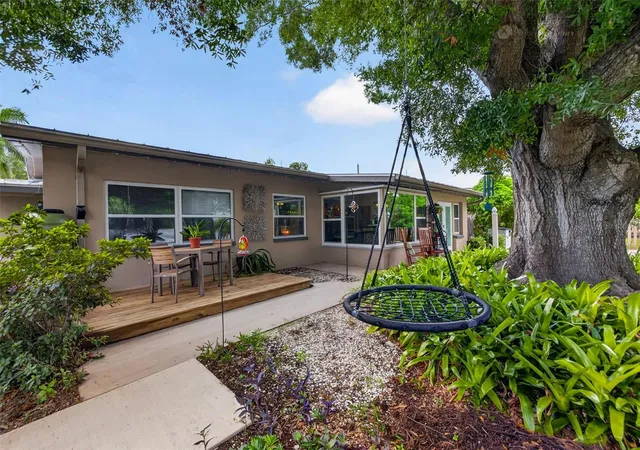 Photo 4 of Single family home for sale at 6677 Poinsettia Ave S, Saint Petersburg, FL 33707 | MLS# TB8545345 | Listing updated on 2026-09-06