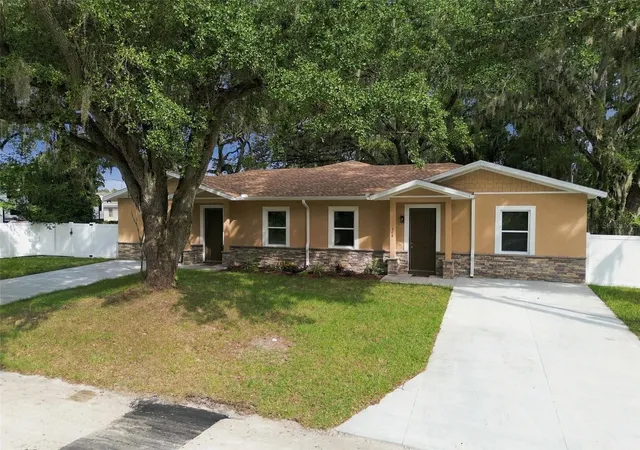 Photo 3 of Multi family home for sale at 308 E Damon St, Plant City, FL 33563 | MLS# TB8545355 | Listing updated on 2026-10-08