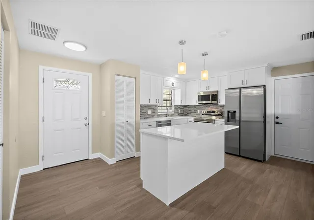 Photo 3 of Single family home for sale at 977 Whiporwill Dr, Port Orange, FL 32127 | MLS# V4951108 | Listing updated on 2026-09-29