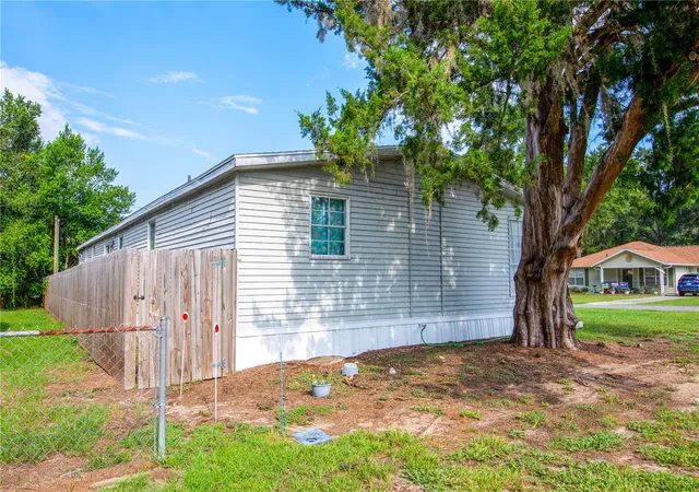 Photo 4 of Manufactured home for sale at 17242 Bradford Ave, Brooker, FL 32622 | MLS# GC543235 | Listing updated on 2026-09-04