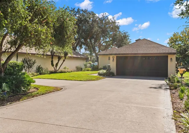 Photo 3 of Single family home for sale at 814 Palm Harbor Ct, Leesburg, FL 34748 | MLS# O6439054 | Listing updated on 2026-09-15