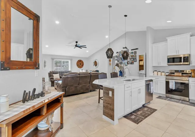 Photo 3 of Single family home for sale at 1083 Snively Cir, Lake Hamilton, FL 33851 | MLS# S5156906 | Listing updated on 2026-09-04