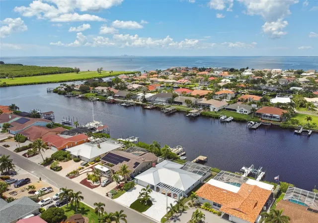 Photo 3 of Single family home for sale at 919 Chipaway Dr, Apollo Beach, FL 33572 | MLS# TB8545425 | Listing updated on 2026-09-04