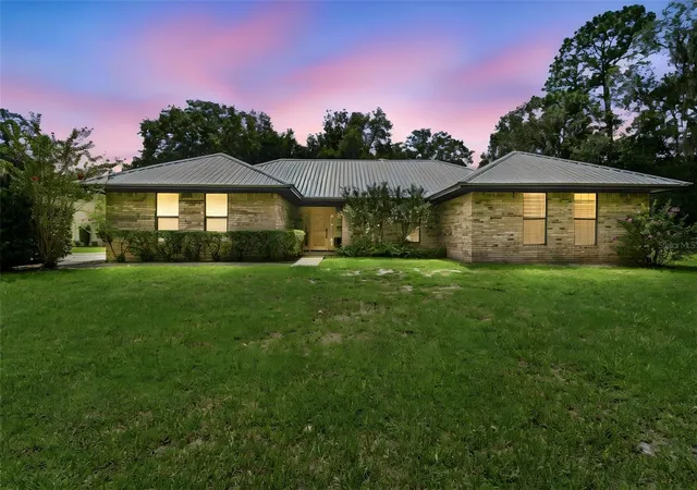 Photo 1 of Single family home for sale at 1530 W Beresford Ave, Deland, FL 32720 | MLS# V4951112 | Listing updated on 2026-09-15