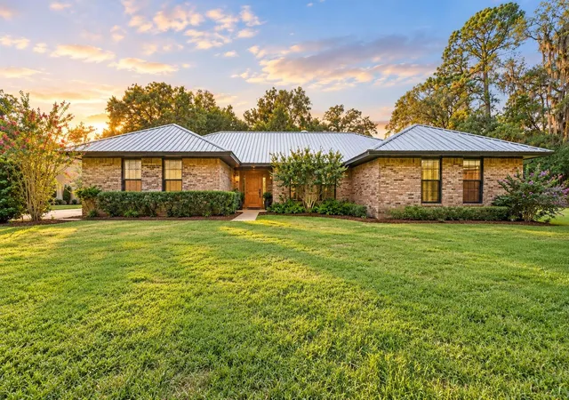 Photo 1 of Single family home for sale at 1530 W Beresford Ave, Deland, FL 32720 | MLS# V4951112 | Listing updated on 2026-10-12