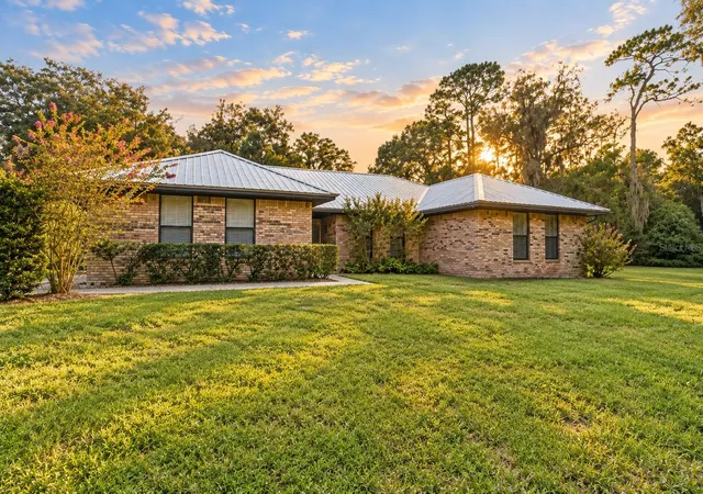 Photo 3 of Single family home for sale at 1530 W Beresford Ave, Deland, FL 32720 | MLS# V4951112 | Listing updated on 2026-10-12