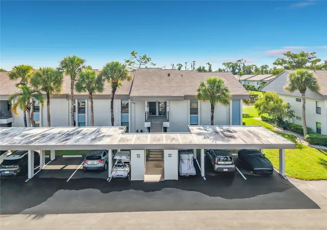 Listing Photo 2 - Condo for sale in building located at 5925 Trailwinds Dr, FORT MYERS, FL 33907 - Unit #925