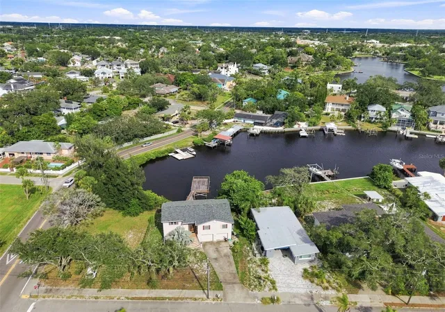 Photo 3 of Single family home for sale at 5 Venetian Ct, Tarpon Springs, FL 34689 | MLS# A4705049 | Listing updated on 2026-09-08