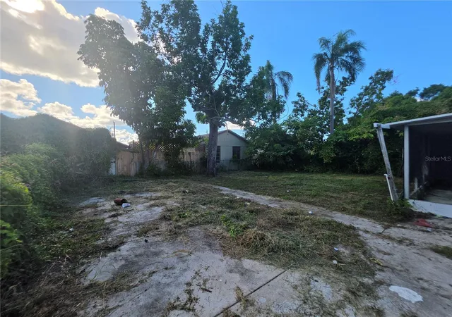 Photo 4 of House for sale at 1222 17th Street W, Bradenton, FL 34205 | MLS# A4705061 | Listing updated on 2026-09-07