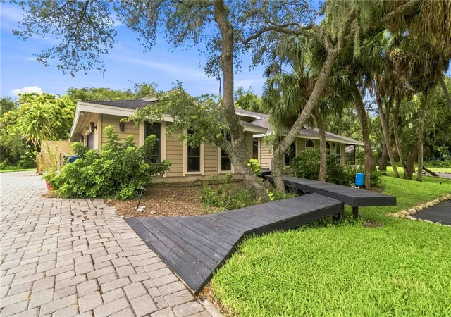 Photo 2 of Single family home for sale at 902 Drakeswood Ct, Sarasota, FL 34232 | MLS# A4705069 | Listing updated on 2026-09-08