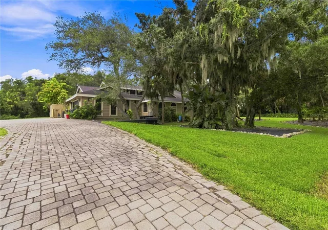 Photo 3 of Single family home for sale at 902 Drakeswood Ct, Sarasota, FL 34232 | MLS# A4705069 | Listing updated on 2026-09-08