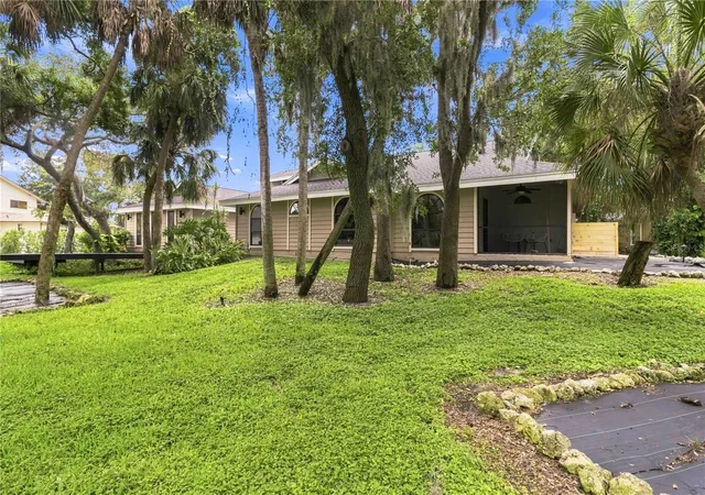 Photo 4 of Single family home for sale at 902 Drakeswood Ct, Sarasota, FL 34232 | MLS# A4705069 | Listing updated on 2026-09-08