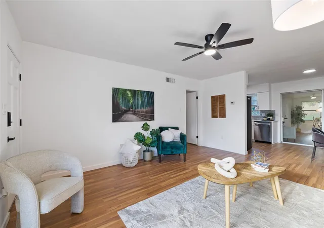 Photo 4 of Single family home for sale at 2512 Healy Dr, Orlando, FL 32818 | MLS# O6439194 | Listing updated on 2026-09-25