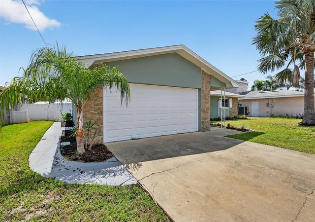 Photo 4 of Single family home for sale at 2175 Edythe Dr, Dunedin, FL 34698 | MLS# W7889218 | Listing updated on 2026-09-21