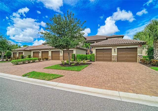 Listing Photo 5 - Condo for sale in building located at 13815 Messina Loop, BRADENTON, FL 34211 - Unit #101