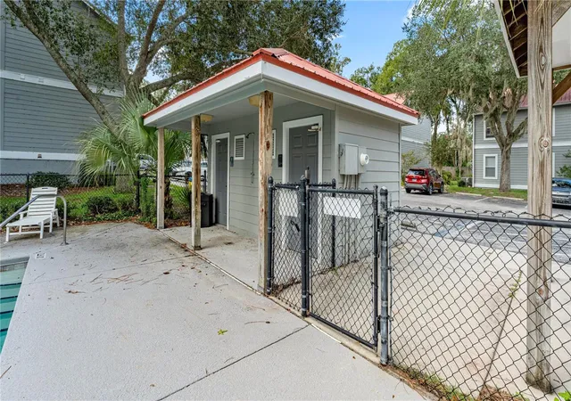 Listing Photo 2 - Condo for sale in building located at 2905 Sw Archer Rd, Gainesville, FL 32608 - Unit #P5009