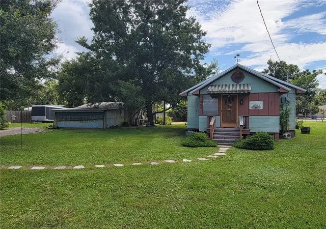 Photo 3 of Single family home for sale at 900 Bokhara Pl, Sarasota, FL 34232 | MLS# A4705089 | Listing updated on 2026-09-06