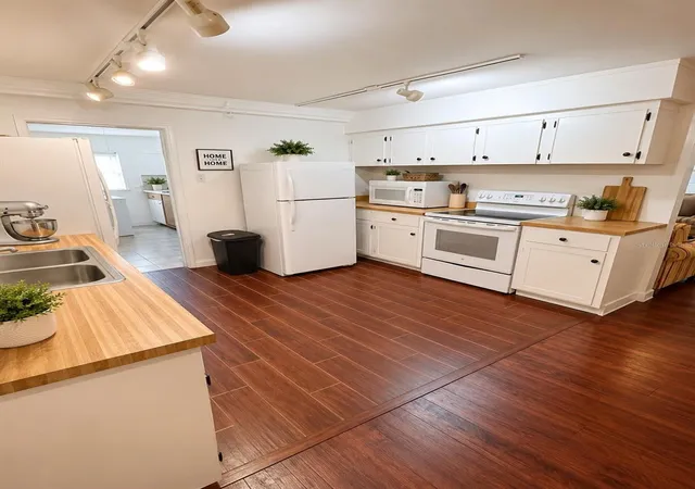 Photo 3 of Single family home for sale at 5609 Perrine Dr, Orlando, FL 32808 | MLS# O6439241 | Listing updated on 2026-09-05