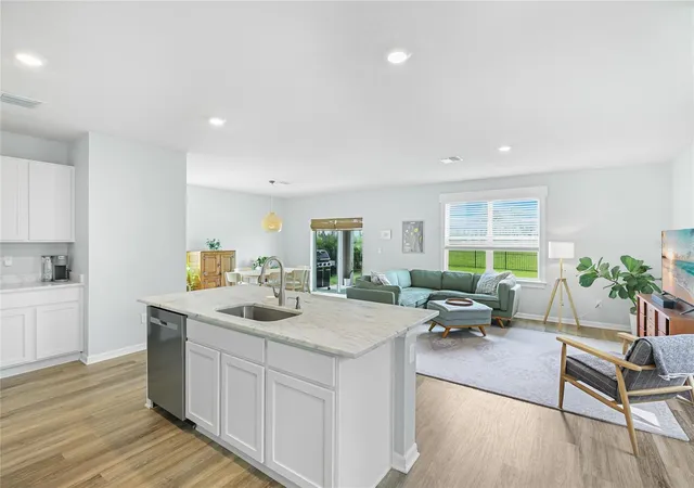 Photo 4 of Single family home for sale at 3391 Hilltop Cir, Bradenton, FL 34211 | MLS# A4705117 | Listing updated on 2026-10-20
