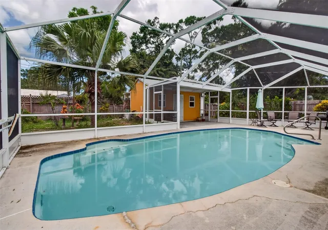 Photo 2 of Single family home for sale at 11420 Oval Dr W, Largo, FL 33774 | MLS# TB8545718 | Listing updated on 2026-10-02