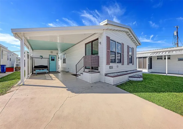 Photo 1 of Manufactured home for sale at 2036 S Mobile Ests Dr, Sarasota, FL 34231 | MLS# A4705134 | Listing updated on 2026-09-16