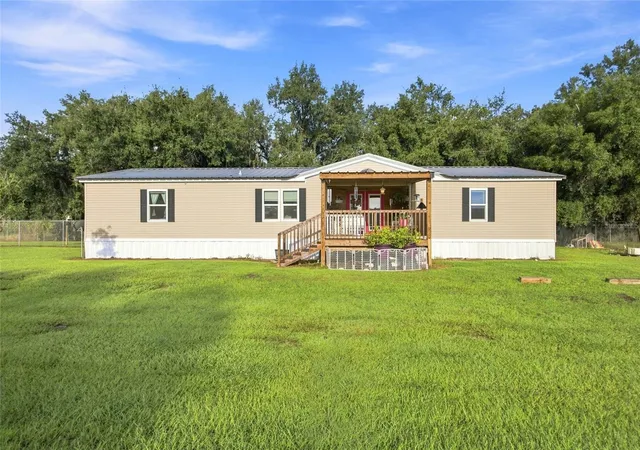 Photo 3 of Manufactured home for sale at 3102 Porter Rd, Lithia, FL 33547 | MLS# TB8545783 | Listing updated on 2026-09-20
