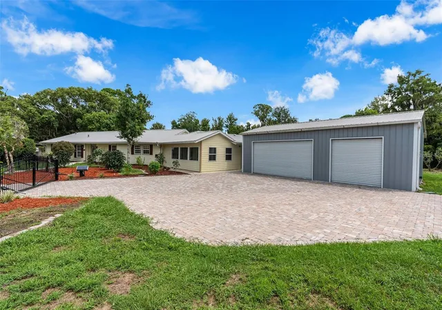 Photo 4 of Single family home for sale at 507 Phyllis Cir, Eustis, FL 32726 | MLS# O6439349 | Listing updated on 2026-09-05