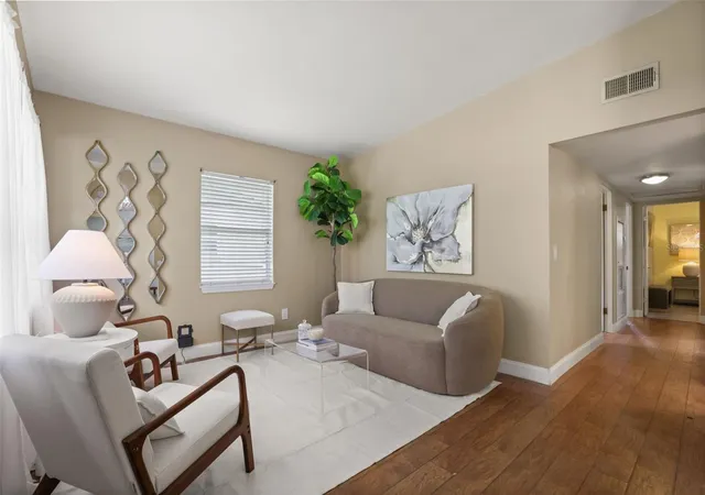 Photo 3 of Sale Pending at 520 Oakhurst St, Altamonte Springs, FL 32701 | MLS# O6439374 | Listing updated on 2026-09-27