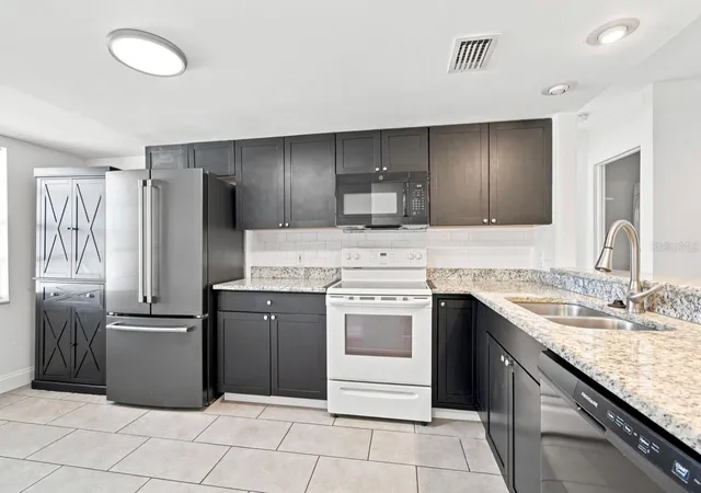 Listing Photo 4 - Condo for sale in building located at 7570 92Nd St, SEMINOLE, FL 33777 - Unit #203C
