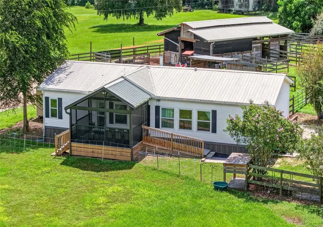 Photo 4 of Manufactured home for sale at 4256 SE 150th Street, Summerfield, FL 34491 | MLS# OM731751 | Listing updated on 2026-09-23