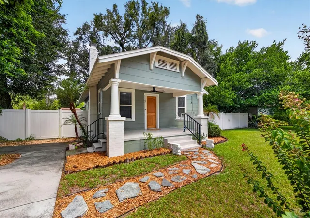 Photo 1 of Single family home for sale at 1102 E Chelsea St, Tampa, FL 33603 | MLS# TB8545896 | Listing updated on 2026-10-01