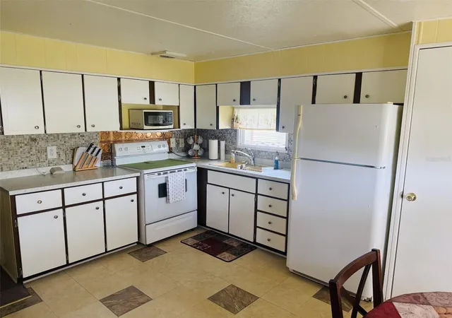 Photo 3 of Manufactured home for sale at 7547 Highpoint Blvd, Brooksville, FL 34613 | MLS# W7889243 | Listing updated on 2026-09-17