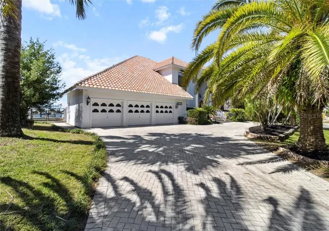 Photo 4 of Single family home for sale at 1128 N Circle Dr, Crystal River, FL 34429 | MLS# CC842665 | Listing updated on 2026-10-08