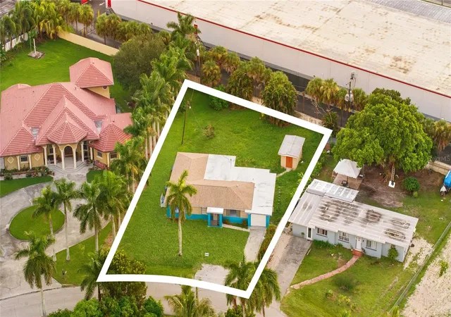 Photo 2 of Single family home for sale at 2055 Maravilla Cir, Fort Myers, FL 33901 | MLS# O6439499 | Listing updated on 2026-09-11