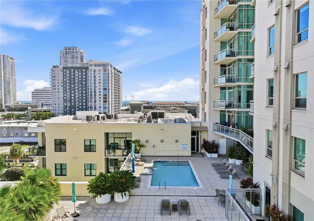 Listing Photo 2 - Condo for sale in building located at 400 4Th Ave S, St. Petersburg, FL 33701 - Unit #508