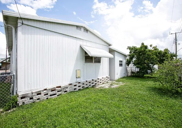 Photo 19 of Manufactured home for sale at 716 50th Avenue W, Bradenton, FL 34207 | MLS# A4705209 | Listing updated on 2026-09-07