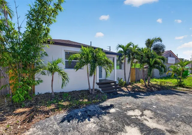 Photo 2 of Single family home for sale at 1020 49th Street S, Gulfport, FL 33707 | MLS# TB8546010 | Listing updated on 2026-09-12